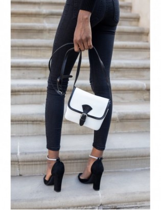 Biała skórzana listonoszka damska mała elegancka wizytowa Beltimore K66 - zdjęcie 2